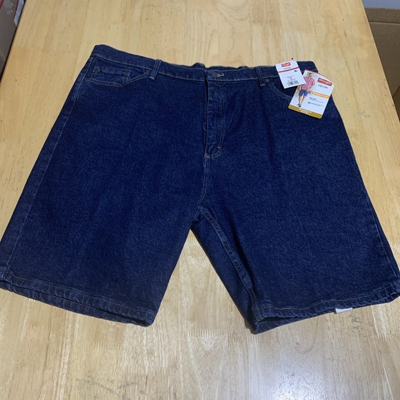 Wrangler Five Star Mens Relaxed Fit Denim Shorts‎ Dark Wash Size 42W x 10L NEW - Picture 1 of 6